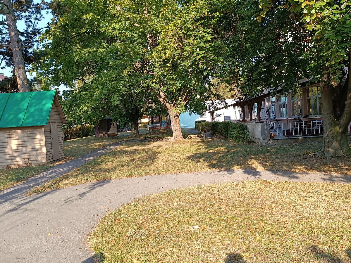 prostory u střediska, kde bude vybudována terapeutická zahrada