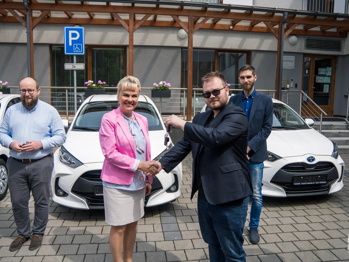 Pět nových automobilů do služeb Slezské diakonie