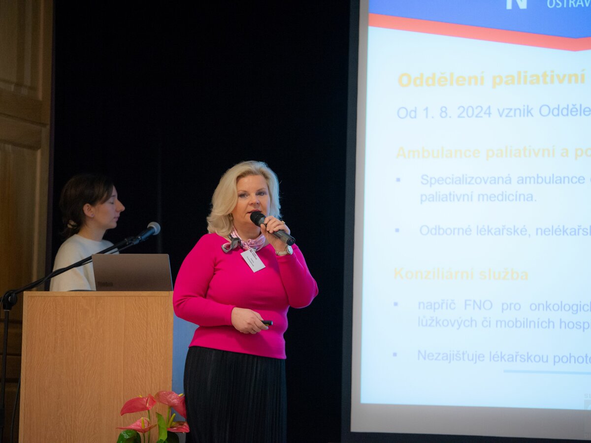 Fotografie z mezioborové konference „O životě na konci“