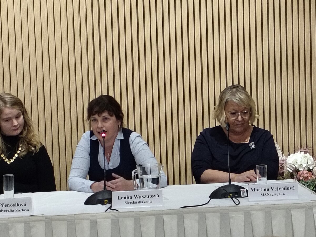 Lenka Waszutová na konferenci v rámci projektu Rovná odměna Lenka Waszutová na konferenci v rámci projektu Rovná odměna