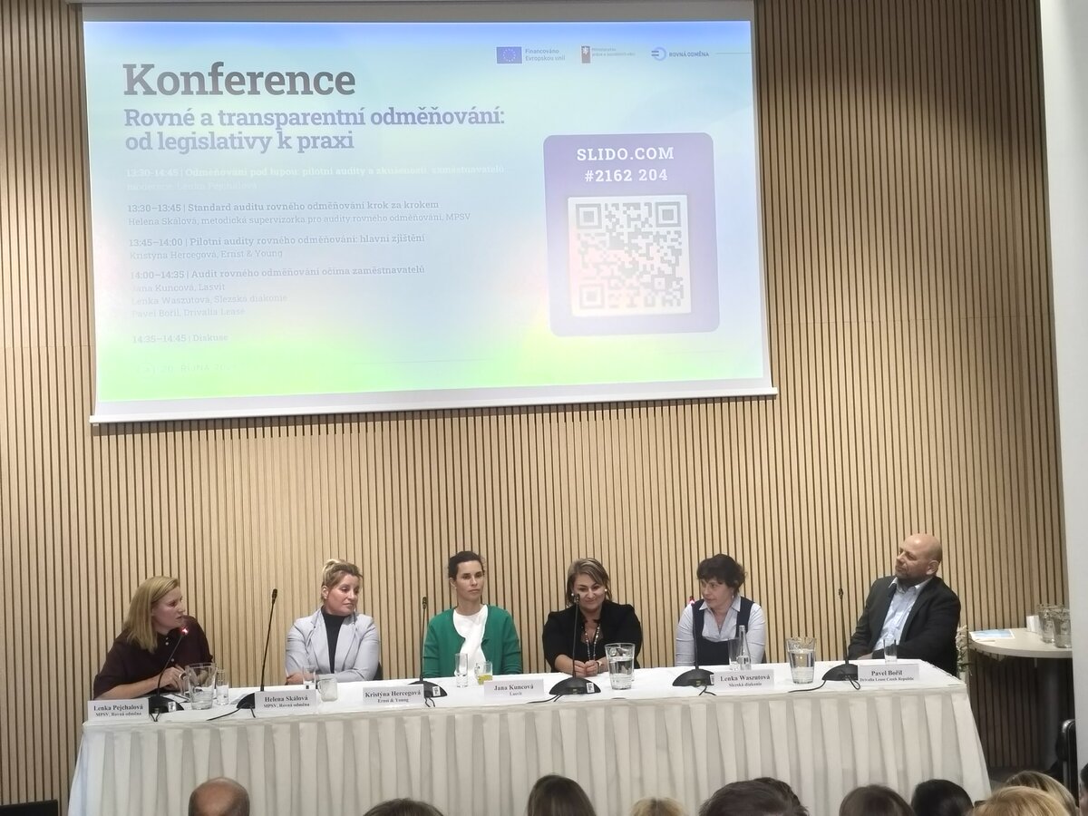 Lenka Waszutová na konferenci v rámci projektu Rovná odměna Lenka Waszutová na konferenci v rámci projektu Rovná odměna