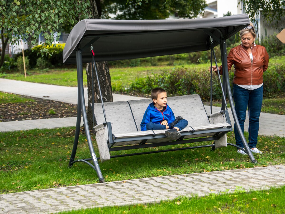 Slavnostní dokončení opravy a revitalizace zahradních chodníků.