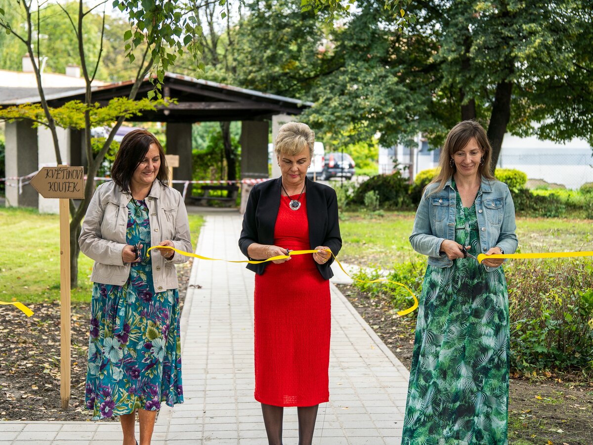 Slavnostní dokončení opravy a revitalizace zahradních chodníků.