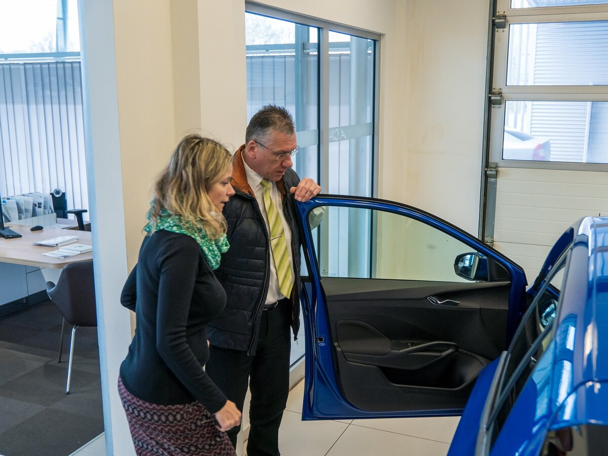 Předání nového automobilu pro středisko ELIM Stonava