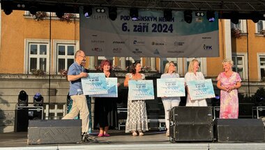 Paní ředitelka přebírá šek na 20 000 pro TABITU Paní ředitelka přebírá šek na 20 000 pro TABITU