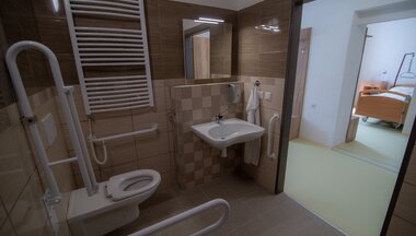 zrekonstruovaná koupelna a náhled do pokoje