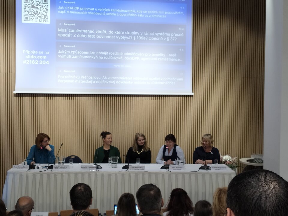 Lenka Waszutová na konferenci v rámci projektu Rovná odměna