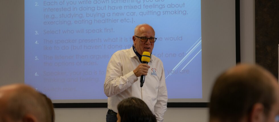 Swen Schumacher ve Slezské diakonii vede workshopy pro zaměstnance