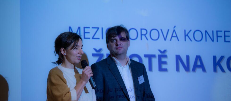 Fotografie z mezioborové konference „O životě na konci“ 