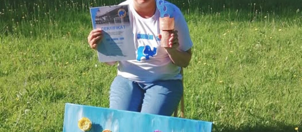 Klientka sociálně terapeutických dílen s oceněním ze soutěže Modrý slon Klientka sociálně terapeutických dílen s oceněním ze soutěže Modrý slon
